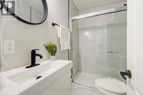 30 - 900 Central Park Drive, Brampton (Northgate), ON - Indoor Photo Showing Bathroom