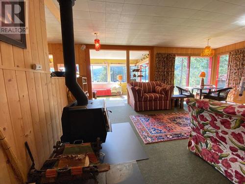 8712 Beach  Street, Balfour, BC - Indoor Photo Showing Living Room