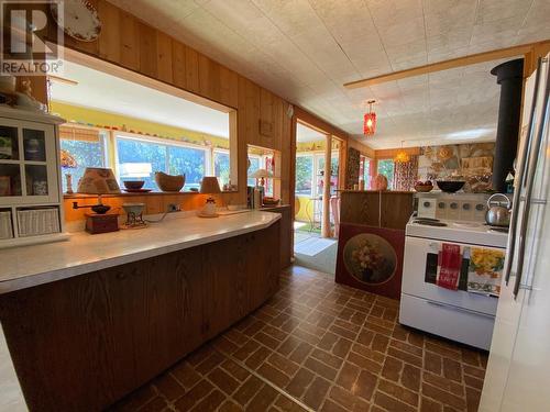 8712 Beach  Street, Balfour, BC - Indoor Photo Showing Kitchen