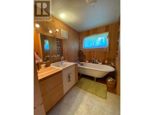 8712 Beach  Street, Balfour, BC - Indoor Photo Showing Bathroom