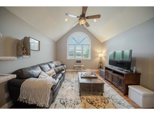 6158 Tie Lake Shore Road N, Jaffray, BC - Indoor Photo Showing Living Room