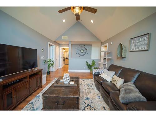 6158 Tie Lake Shore Road N, Jaffray, BC - Indoor Photo Showing Living Room