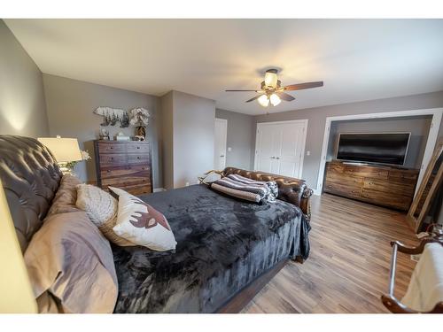 6158 Tie Lake Shore Road N, Jaffray, BC - Indoor Photo Showing Bedroom