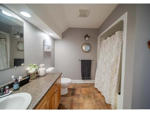 6158 Tie Lake Shore Road N, Jaffray, BC - Indoor Photo Showing Bathroom