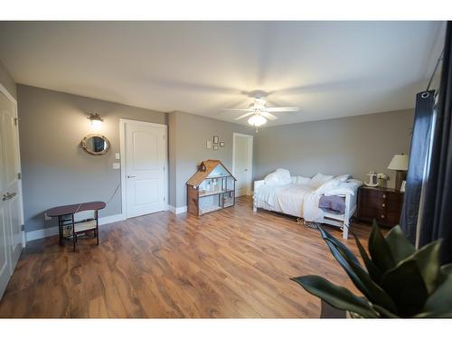 6158 Tie Lake Shore Road N, Jaffray, BC - Indoor Photo Showing Bedroom