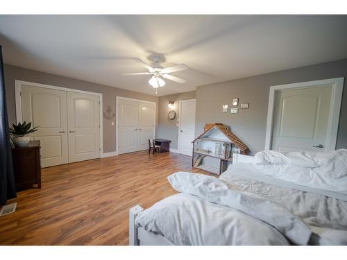 6158 Tie Lake Shore Road N, Jaffray, BC - Indoor Photo Showing Bedroom