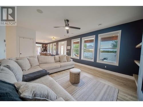 6158 Tie Lake Shore  N Road, Jaffray, BC - Indoor Photo Showing Living Room