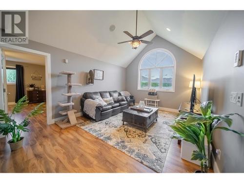 6158 Tie Lake Shore  N Road, Jaffray, BC - Indoor Photo Showing Living Room