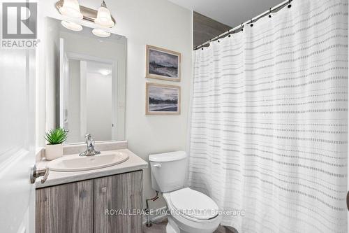 12 Reid Avenue N, Hamilton, ON - Indoor Photo Showing Bathroom