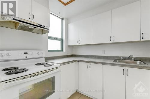 905 - 1440 Heron Road, Ottawa, ON - Indoor Photo Showing Kitchen