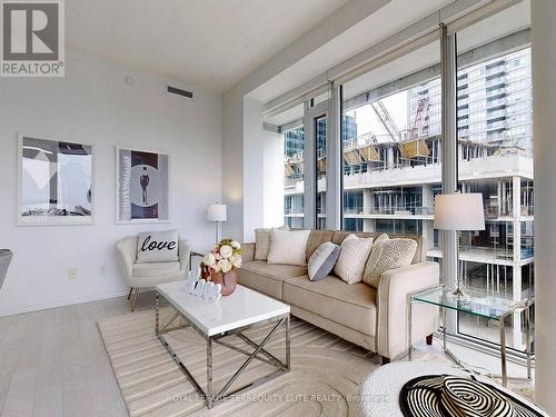 908 - 5 Soudan Avenue, Toronto (Mount Pleasant West), ON - Indoor Photo Showing Living Room