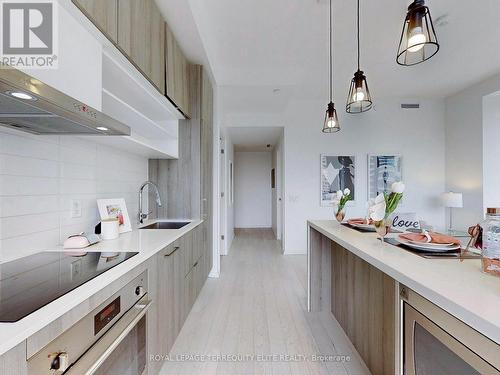 908 - 5 Soudan Avenue, Toronto (Mount Pleasant West), ON - Indoor Photo Showing Kitchen With Upgraded Kitchen