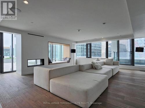 908 - 5 Soudan Avenue, Toronto (Mount Pleasant West), ON - Indoor Photo Showing Living Room