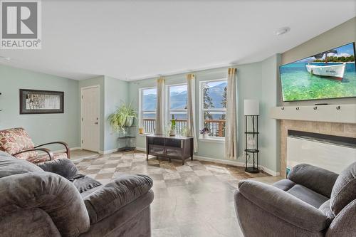 9412 3A Highway, Kuskanook, BC - Indoor Photo Showing Living Room