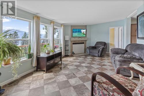 9412 3A Highway, Kuskanook, BC - Indoor Photo Showing Living Room