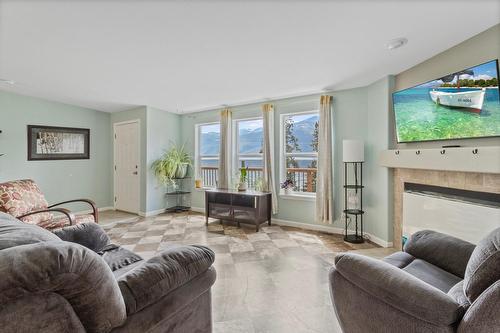 9412 Highway 3A, Kuskanook, BC - Indoor Photo Showing Living Room