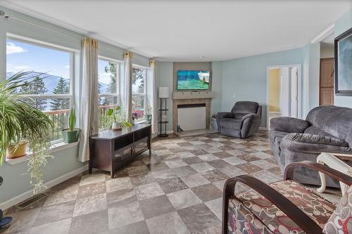 9412 Highway 3A, Kuskanook, BC - Indoor Photo Showing Living Room