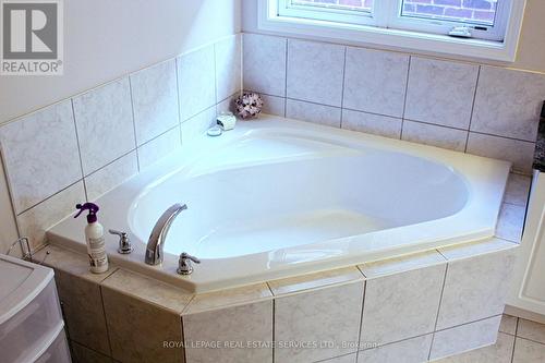 200 English Lane, Brantford, ON - Indoor Photo Showing Bathroom