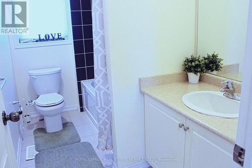 200 English Lane, Brantford, ON - Indoor Photo Showing Bathroom