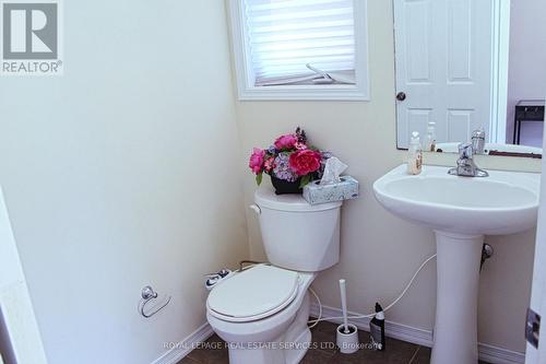 200 English Lane, Brantford, ON - Indoor Photo Showing Bathroom