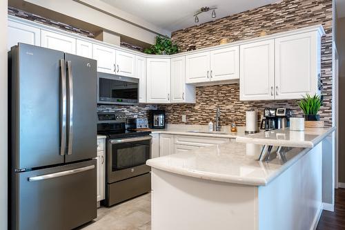 110-778 Rutland Road, Kelowna, BC - Indoor Photo Showing Kitchen With Stainless Steel Kitchen With Upgraded Kitchen