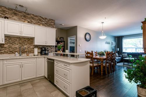 110-778 Rutland Road, Kelowna, BC - Indoor Photo Showing Kitchen