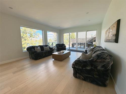 13980 Ponderosa Way, Coldstream, BC - Indoor Photo Showing Living Room