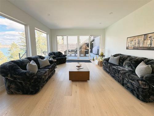 13980 Ponderosa Way, Coldstream, BC - Indoor Photo Showing Living Room