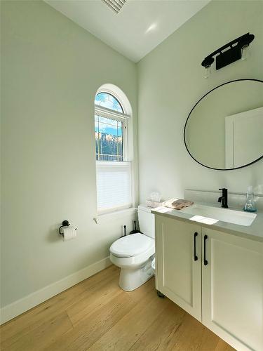 13980 Ponderosa Way, Coldstream, BC - Indoor Photo Showing Bathroom