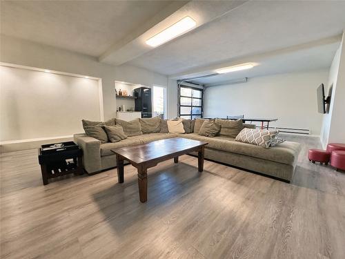 13980 Ponderosa Way, Coldstream, BC - Indoor Photo Showing Living Room