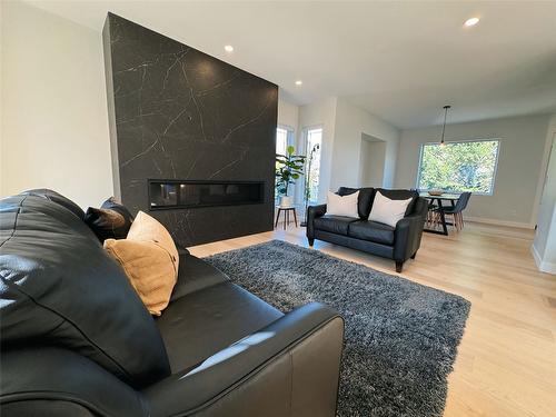 13980 Ponderosa Way, Coldstream, BC - Indoor Photo Showing Living Room With Fireplace