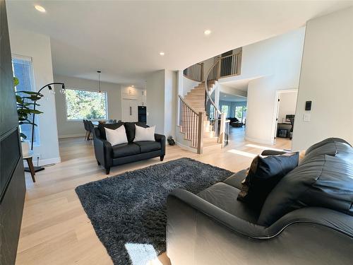 13980 Ponderosa Way, Coldstream, BC - Indoor Photo Showing Living Room