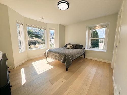 13980 Ponderosa Way, Coldstream, BC - Indoor Photo Showing Bedroom