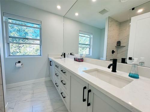 13980 Ponderosa Way, Coldstream, BC - Indoor Photo Showing Bathroom