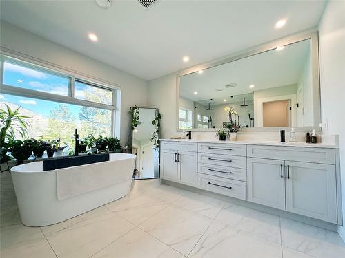 13980 Ponderosa Way, Coldstream, BC - Indoor Photo Showing Bathroom