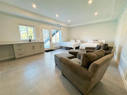 13980 Ponderosa Way, Coldstream, BC - Indoor Photo Showing Living Room