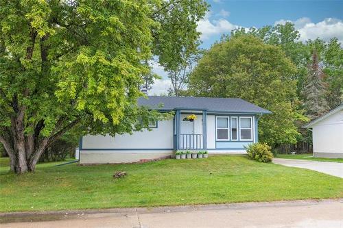 12 Devonshire Ave, Pinawa, MB 