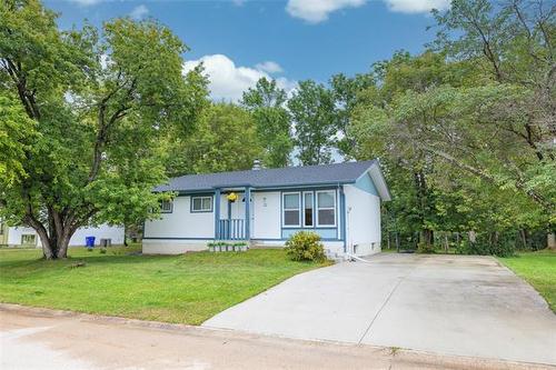 12 Devonshire Ave, Pinawa, MB 