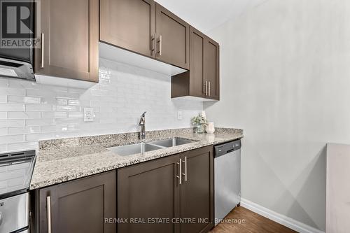 109 - 35 Kingsbury Square, Guelph, ON - Indoor Photo Showing Kitchen With Upgraded Kitchen