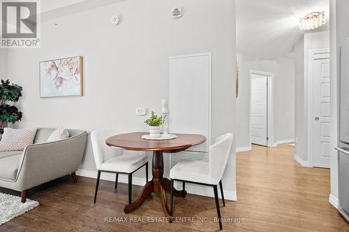 109 - 35 Kingsbury Square, Guelph (Pine Ridge), ON - Indoor Photo Showing Living Room