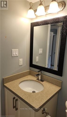 11 - 122 Courtland Avenue E, Kitchener, ON - Indoor Photo Showing Bathroom