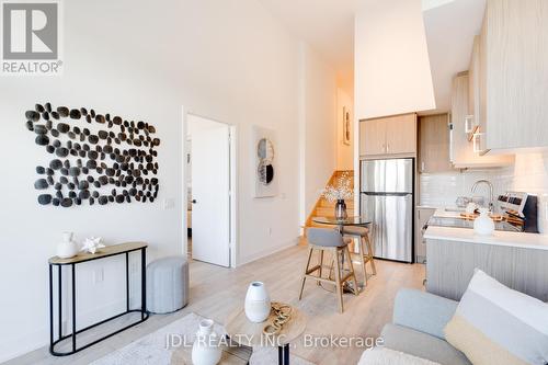 121 - 60 George Butchart Drive, Toronto (Downsview-Roding-Cfb), ON - Indoor Photo Showing Kitchen With Stainless Steel Kitchen