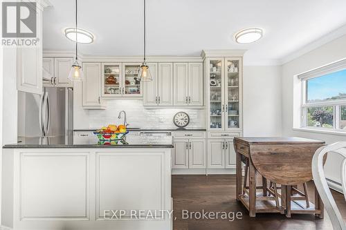 303 - 350 Concession Street, Hamilton (Centremount), ON - Indoor Photo Showing Kitchen With Upgraded Kitchen