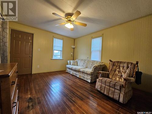 38 4Th Avenue Se, Swift Current, SK - Indoor Photo Showing Living Room