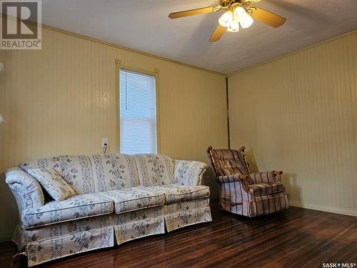 38 4Th Avenue Se, Swift Current, SK - Indoor Photo Showing Living Room