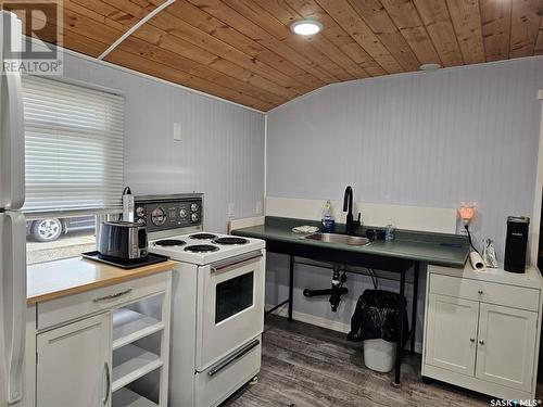 38 4Th Avenue Se, Swift Current, SK - Indoor Photo Showing Kitchen