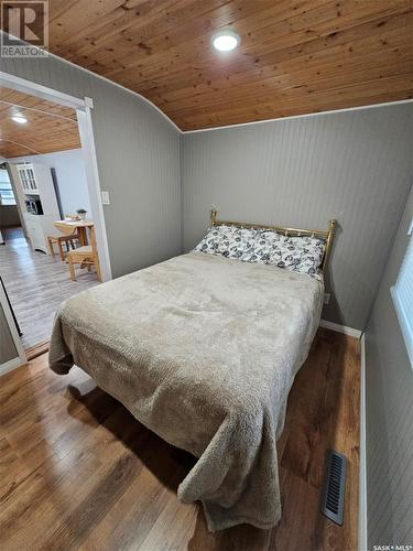 38 4Th Avenue Se, Swift Current, SK - Indoor Photo Showing Bedroom