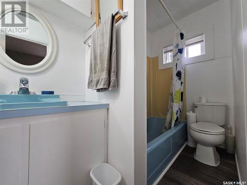 38 4Th Avenue Se, Swift Current, SK - Indoor Photo Showing Bathroom