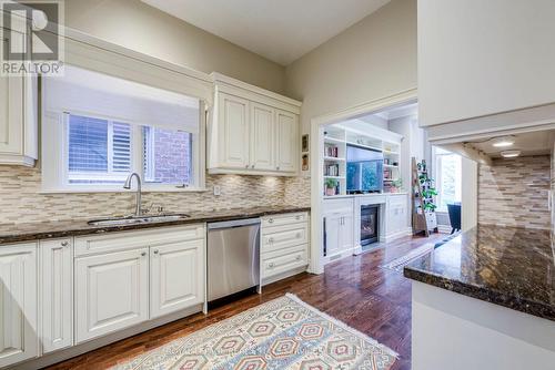 351A Deloraine Avenue, Toronto (Bedford Park-Nortown), ON - Indoor Photo Showing Kitchen With Upgraded Kitchen