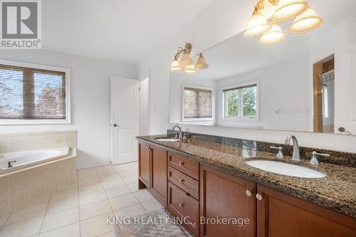 212 19Th Avenue, Richmond Hill, ON - Indoor Photo Showing Bathroom